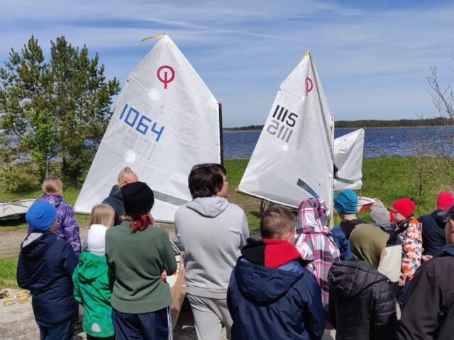 Kõrgessaare piirkonna lapsed said purjetamist proovida Kirikulahel