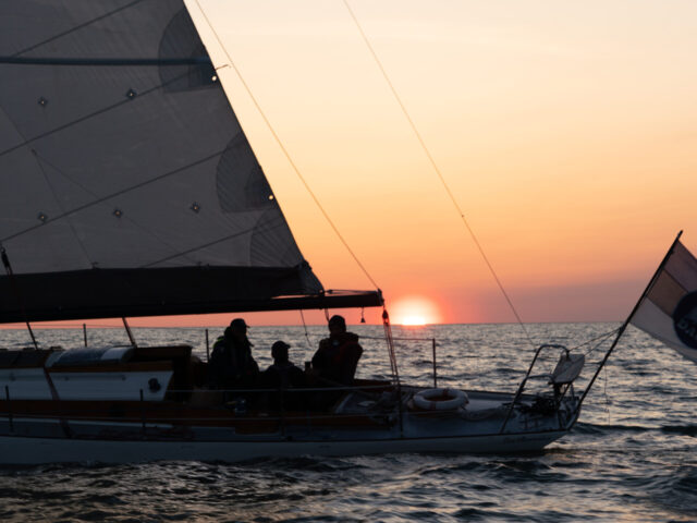 Dago Regatt – Eesti ainus päikesetõusuga algav regatt viis purjetajad Kärdlast Haapsallu läbi Dirhami